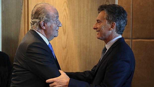 Don Juan Carlos y el presidente electo de Argentina, Mauricio Macri, este miércoles en Buenos Aires